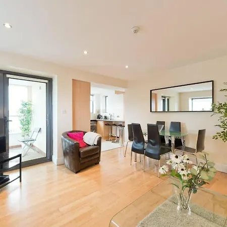 Spacious*bright*convenient*3bed Apt*to*oconnell St Apartment